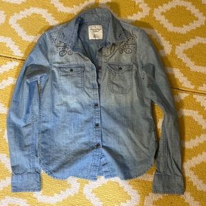 AMERICAN EAGLE 🦅 XS denim button down shirt with brass colored embellishments